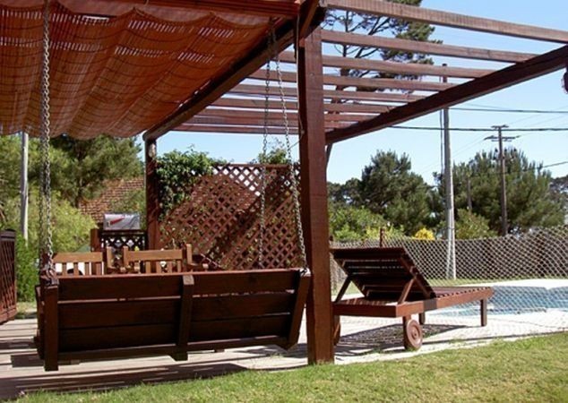 Cómoda cabaña con pileta, a tres cuadras del mar.